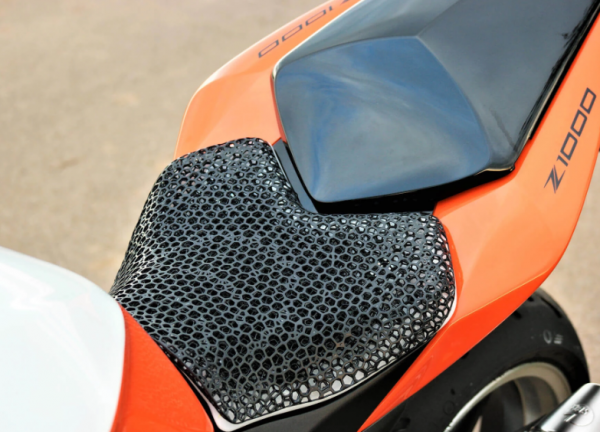 Jok motor dengan gambar robot futuristik